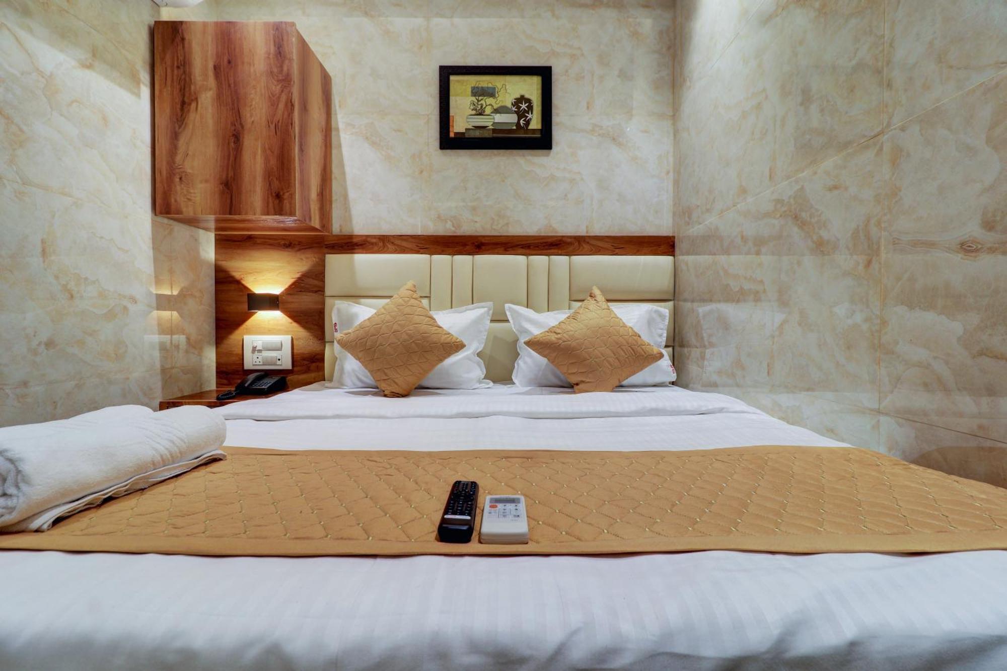 Hotel Omega Mumbai Bagian luar foto